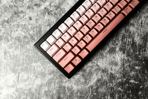 Toetsenbord met Gradient Pink keycaps – esthetische upgrade voor je setup